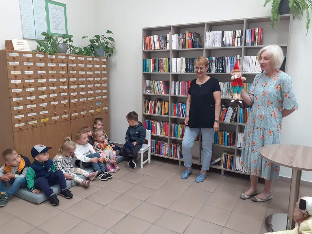 Złote Rybki zwiedzają bibliotekę 